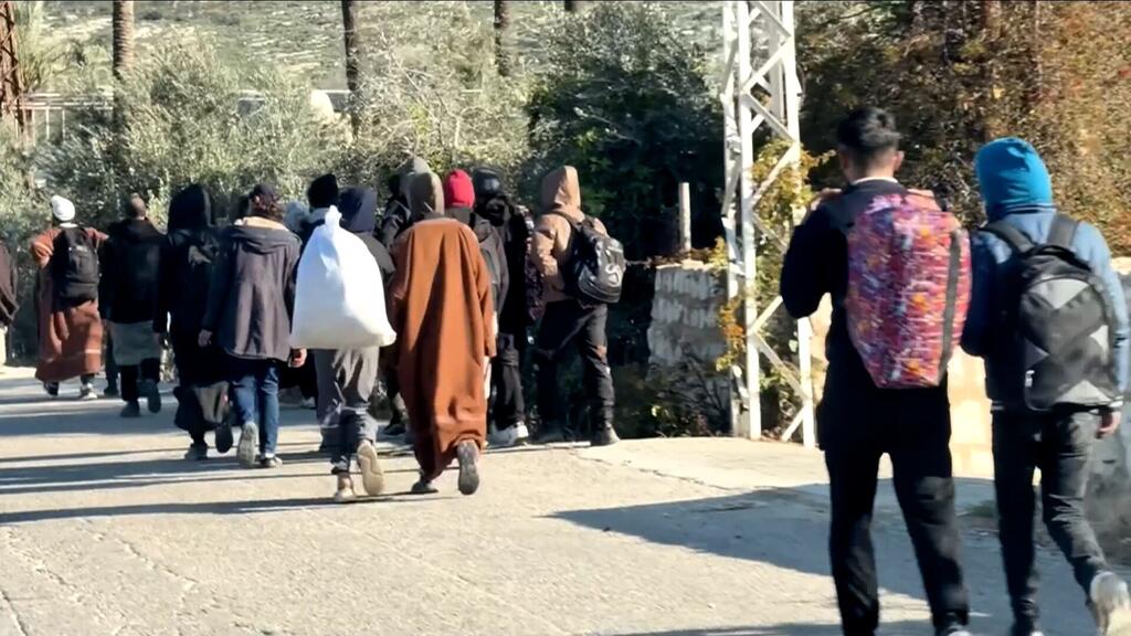 En el Líbano, la gente está huyendo a pie de la escalada a lo largo de la frontera entre el Líbano e Israel.
